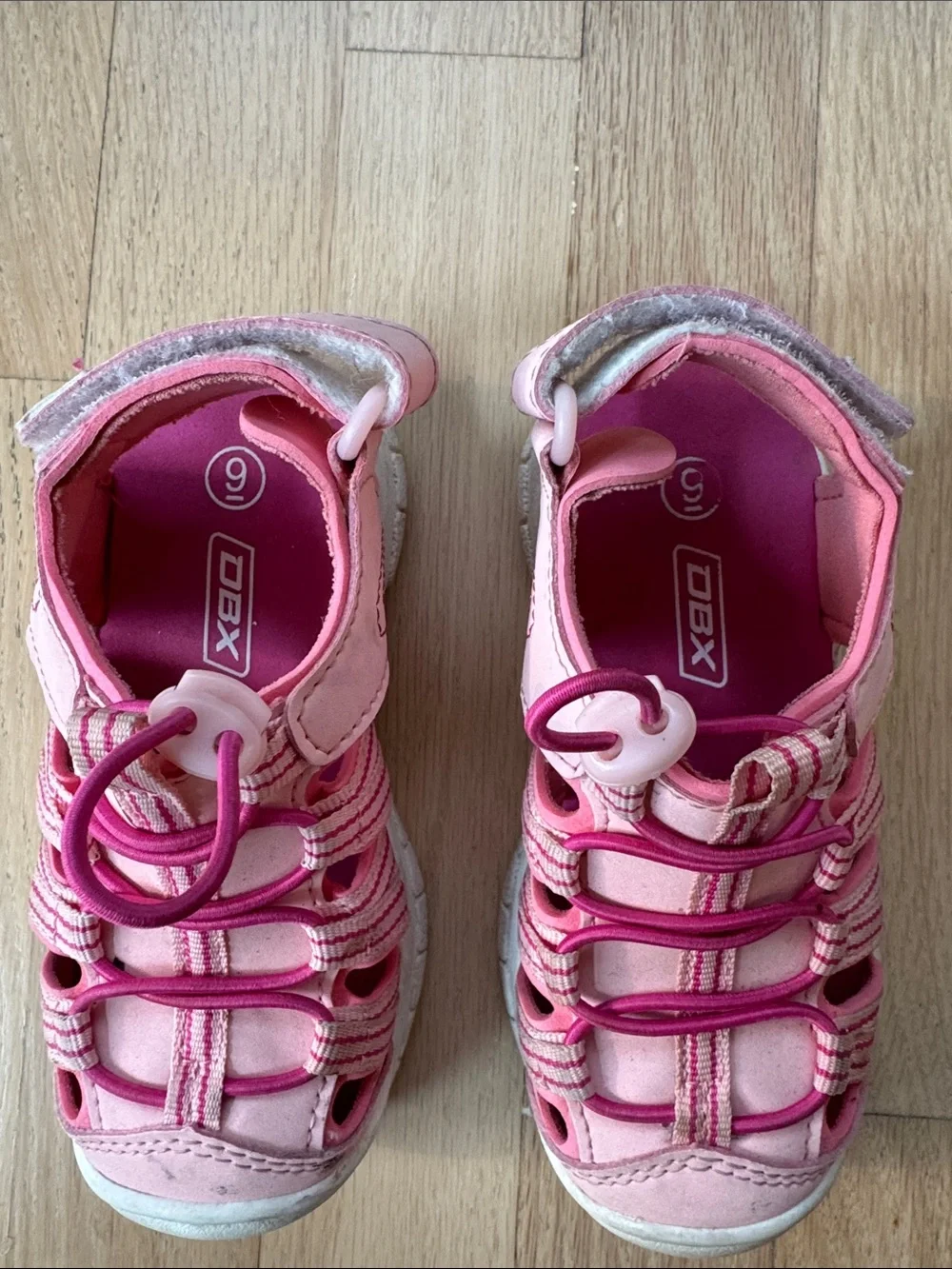 Girls Pink Closed-Toe Active Sandals with Elastic Bungee